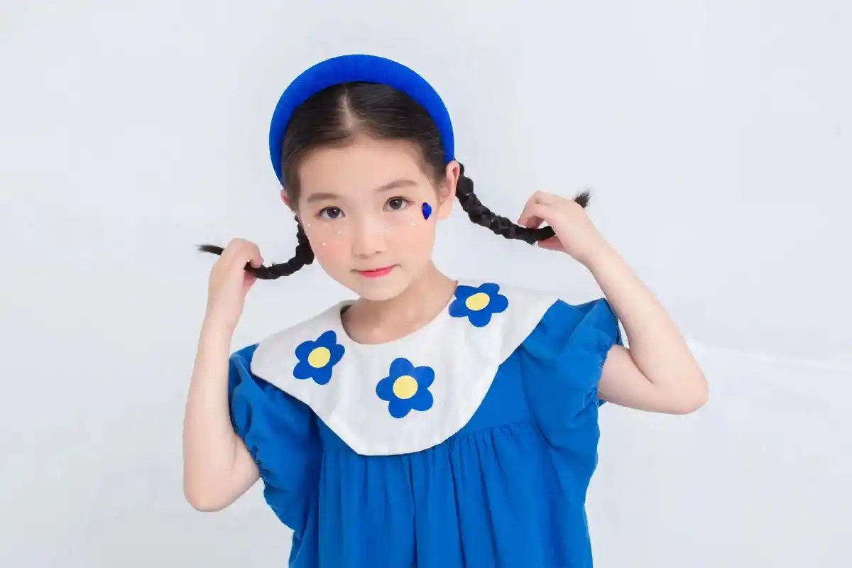 克莱因蓝#麦陌瑞儿童摄影 超可爱的小女孩 - 抖音