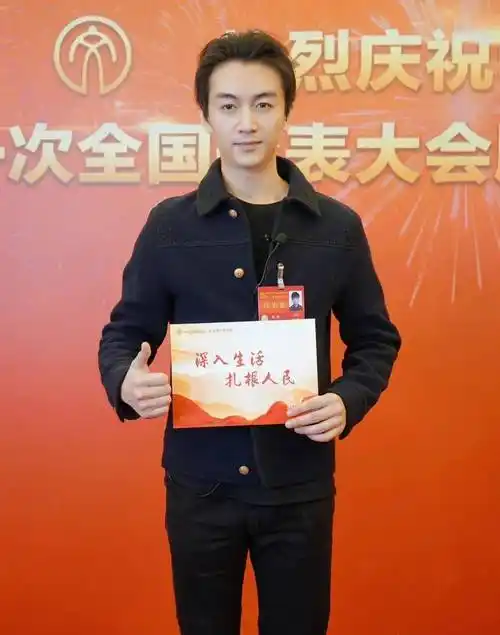 陈晓金发造型曝光,张佳宁曾爆料陈晓班上最抢手,女生都很喜欢他_网友