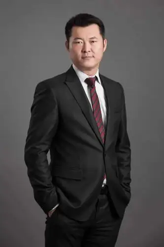 于2015年6月担任公司总裁.在其组织管理下,公司各项业务创新突