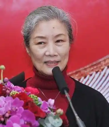 吕中23岁嫁同学今儿子是导演儿媳是影后女儿是国人骄傲