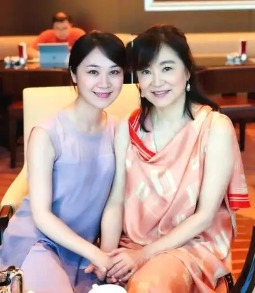 秦汉虽然离婚了,不过膝下有一双儿女,儿子是孙国豪,女儿是孙诗雯.