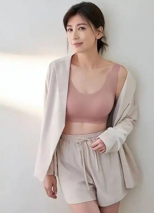 48岁贾静雯罕晒性感!