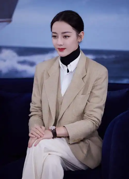 迪丽热巴拍摄花絮图##迪丽热巴卡其色西装马甲造型