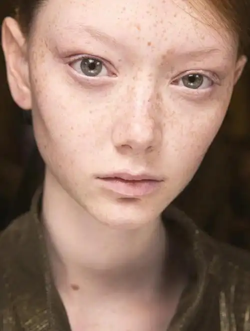 面部三角区,通常指的是两侧口角至鼻根联线所形成的三角形区域,为何称