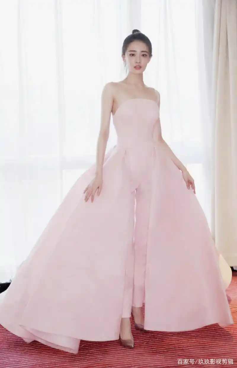 徐璐身穿抹胸连衣裙的性感写真太美了