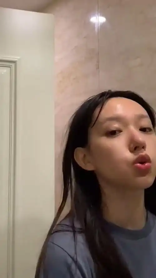 程潇浴室卸妆自拍,看到素颜下的脸庞:自信从何而来?