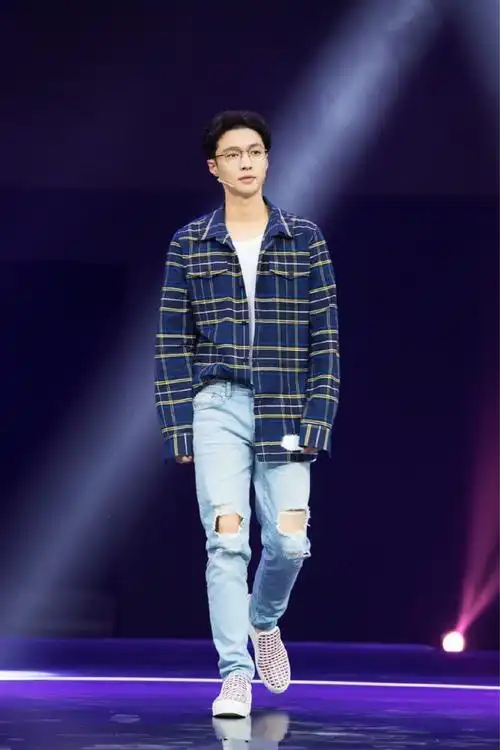 exo中国成员张艺兴白t搭配格子衫变身阳光文艺男,原来男士衬衫这么穿