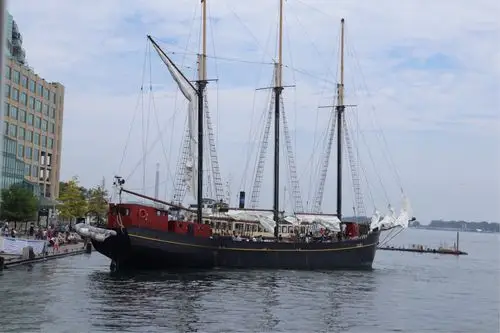 这艏大型的机动三桅帆船,反映了安大略湖的风力资源非常丰富.