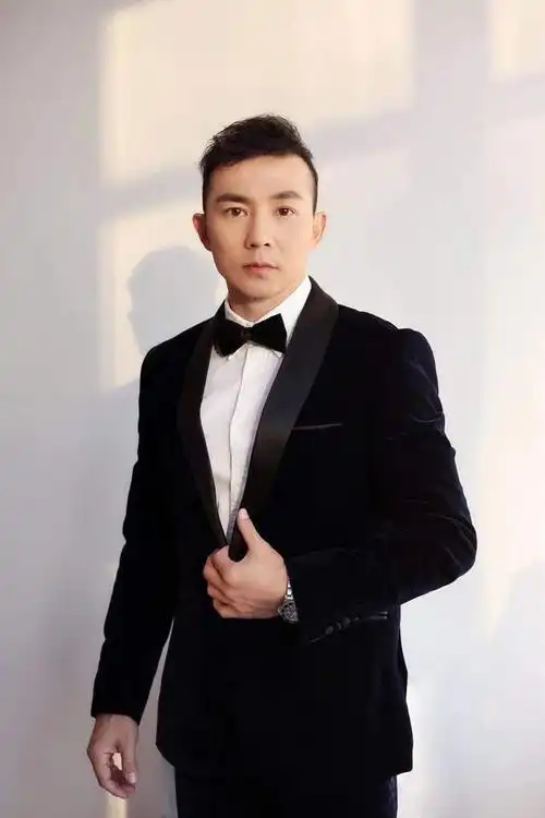 刘畊宏与太太王婉霏参与活动,帅气十足!