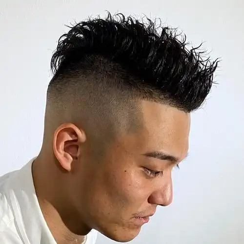 周边直接推光的发型很适合夏天,清清爽爽一看就很精神,头顶碎发造型能