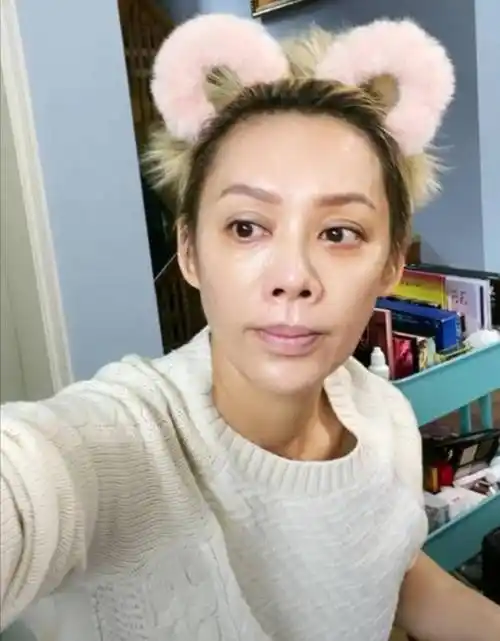 48岁宁静素颜显老态,眼球突出太瘆人,开美颜也遮不住皮肤松弛_感觉