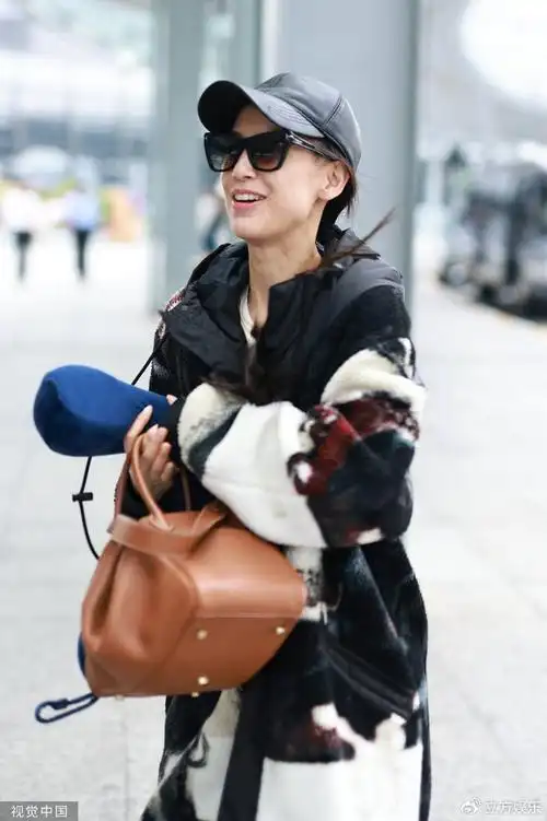 黄圣依穿毛绒大衣休闲舒适 素颜出镜笑容灿烂