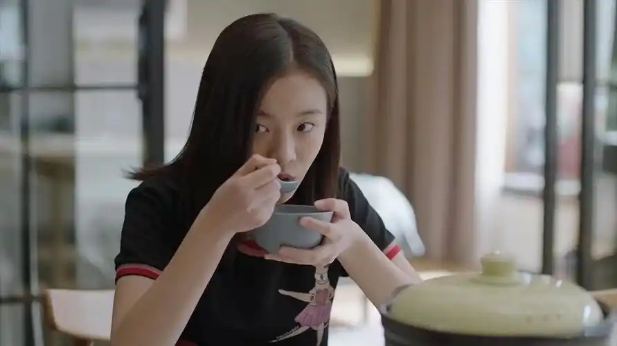 小欢喜:陶虹出差,英子一个人在家害怕,方一凡陪伴一夜夺初吻-影视综