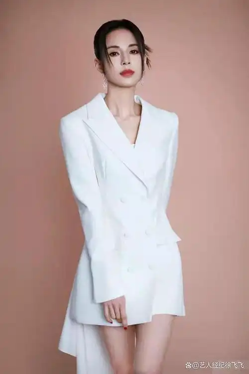 李若彤(carman lee),1966年8月16日出生于香港,祖籍广东梅县,华语影视