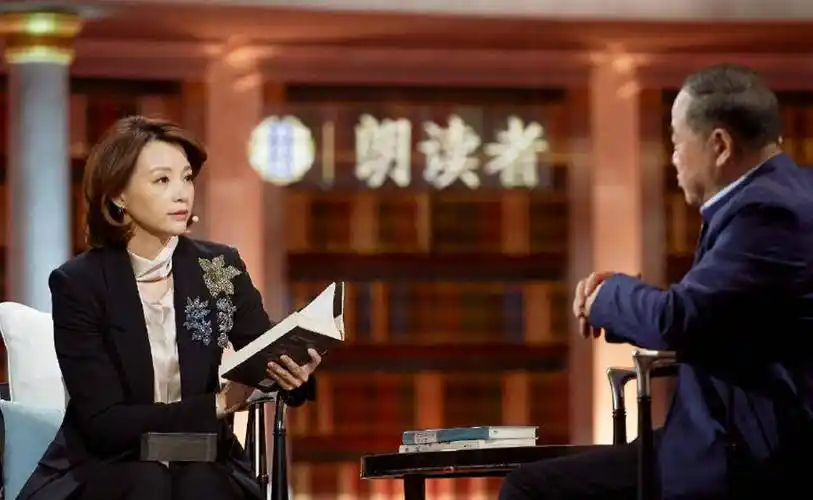 原创董卿朗读者3造型曝光衬衫高腰裤西装教你如何穿高级