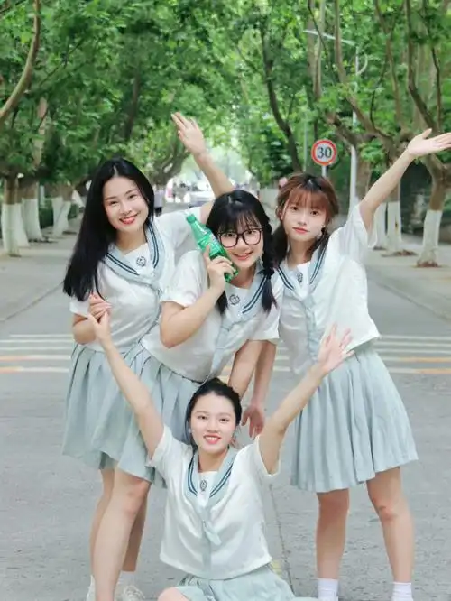 拒绝摆拍毕业季四人毕业照动作姿势