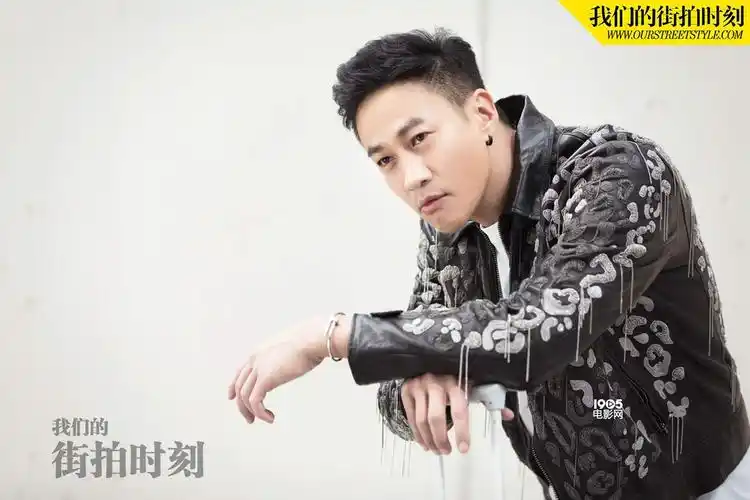 时而凝视镜头,时而低头沉思,熟男魅力下又不失青春气.