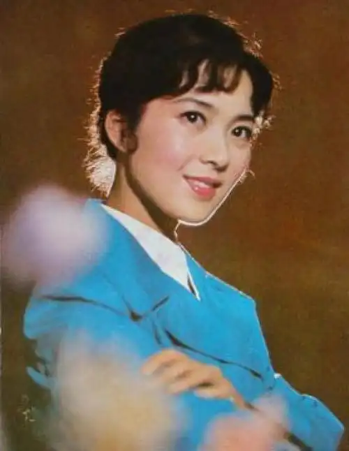上世纪80年代,女演员龚雪红极一时,人们都在模仿她的发型,她的装饰
