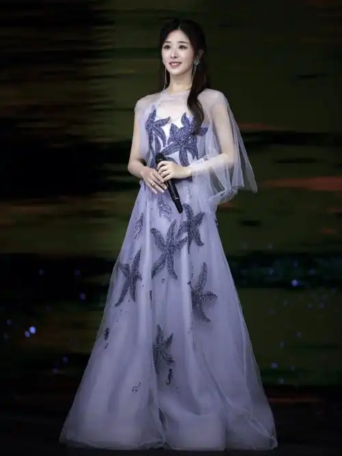 星辰大海不负韶华丨张含韵indenise礼服