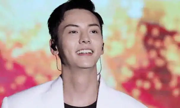 想当年,青春年少的陈伟霆与同样充满活力的杨颖,在懵懂的年纪里偷偷谈