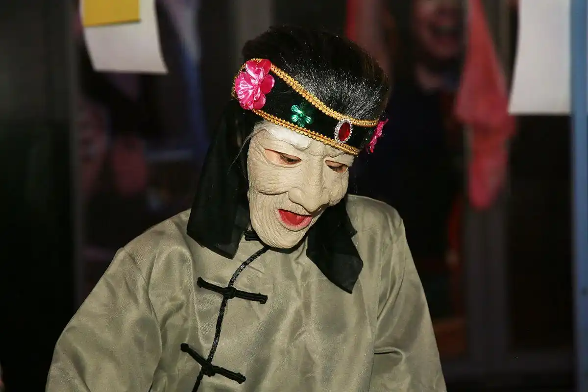 其内竟是居住着一位令人闻风丧胆的厉鬼--名为孟婆的