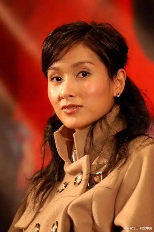 杨恭如:玉容骨肌,肤白貌美,站在那里,似乎她就是中心