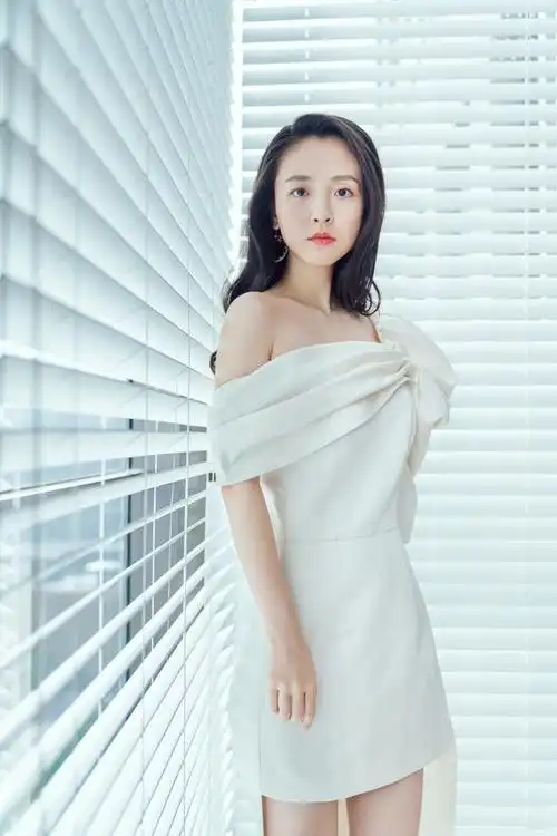 低调的吴倩终于发力了,穿纯白色露肩装亮相,这个端午有点美