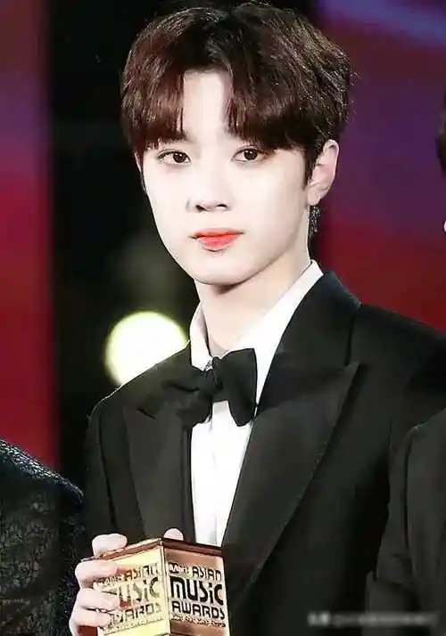 来看看奶油小生赖冠霖阳光帅气让人眼前一亮