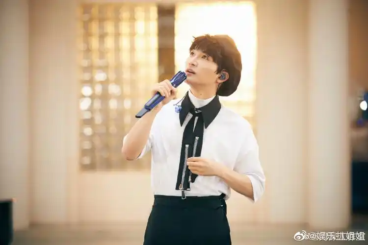 想要周深同款t恤!