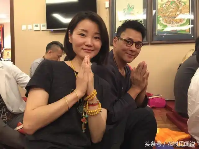 莫少聪全家近照,老婆比他小26岁,却没有46岁的洪欣漂亮.