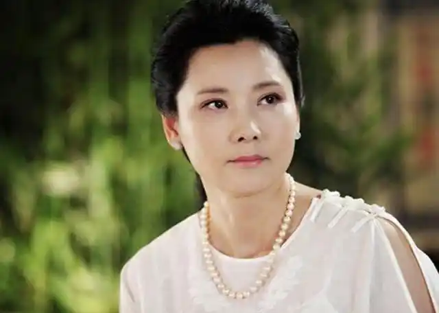 她曾是国家一级演员,25岁甜蜜嫁给初恋,如今57堪称人生赢家!