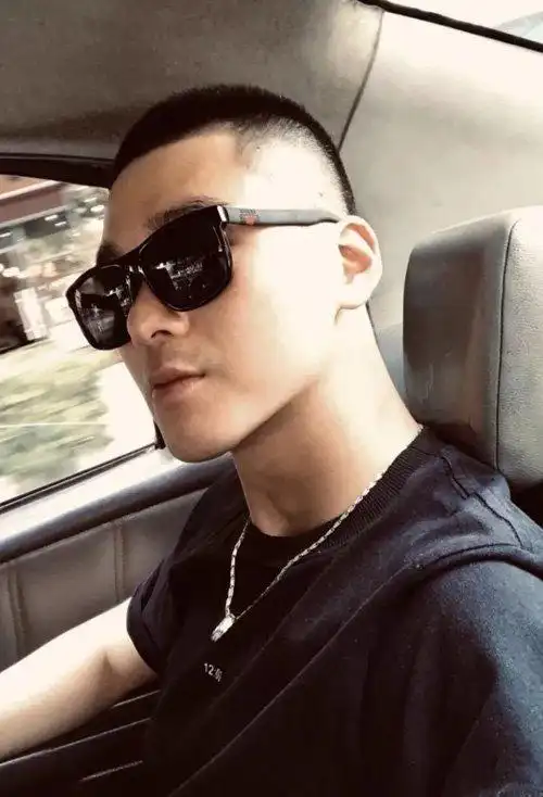 男生剃寸头露额发型图片帅拽出潮流的短发,墨镜的添加更加有潮范,剃出