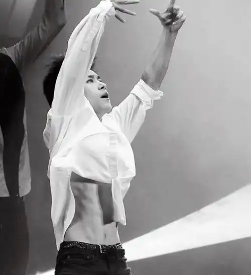 易烊千玺不知道什么是"a",跑去百度查,得知是啥后一脸娇羞