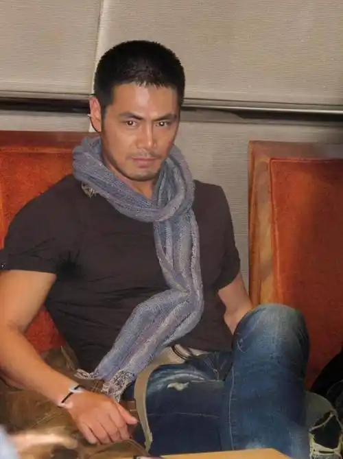 他是著名影帝,曾被知名导演100w买断戏路,35岁住进地下室_邵兵_表演