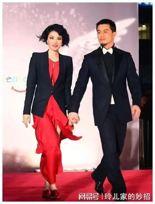 44岁谢霆锋55岁王菲同框机场冷淡互动暗藏结婚前兆令人猜测