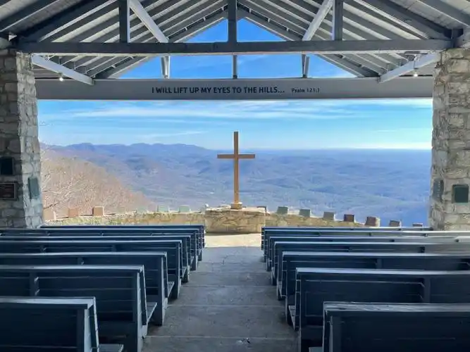 chapel是一个很美的山顶教堂,盘山而上的公路令我感受到一种很享受的