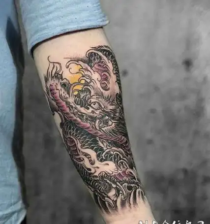 飞龙纹身