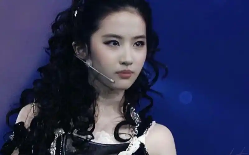 刘亦菲女团打歌舞台,神仙姐姐真的全能.