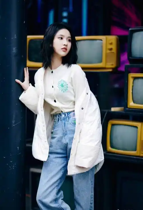 张慧雯"白色羽绒服 蓝色牛仔裤",清爽时尚,减龄又舒适_衬衫_造型_身材