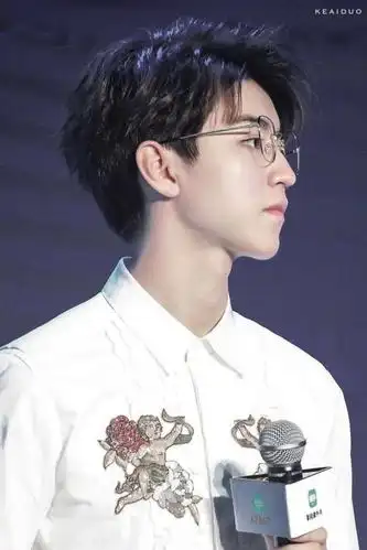 王俊凯的喉结就更不用说了,超级干净帅气