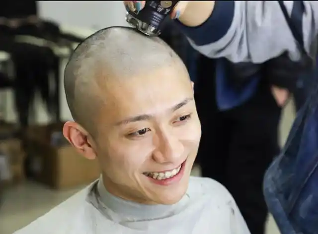 张一山晒"鹿鼎记"剃头花絮,表情显浮夸,被称和男生形象差距大