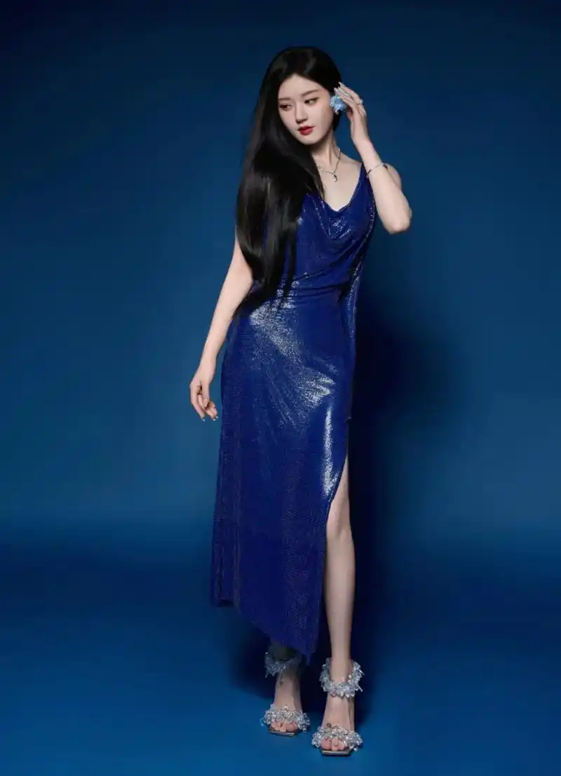 赵露思～蓝色吊带裙造型很好看啊,蓝色真的好显白哦[嘻嘻][嘻嘻]