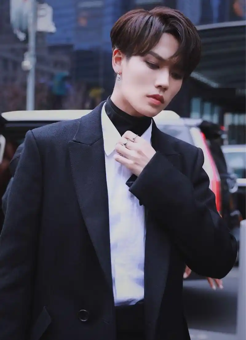 林彦俊纽约看秀,穿上黑西装变身霸道总裁,这个身材比例真心服气