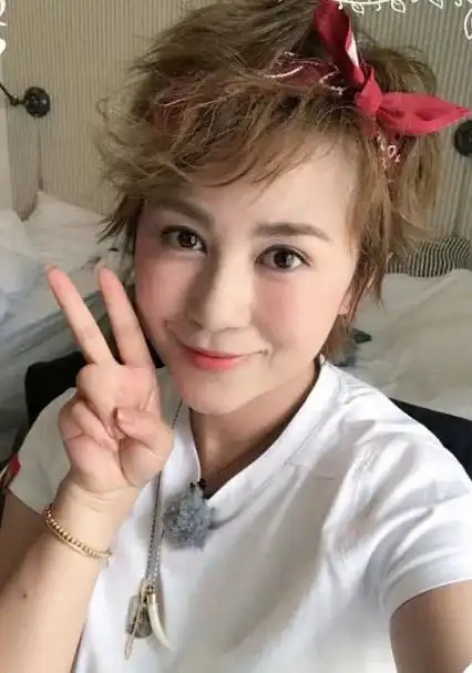 难怪马丽一直留短发,看到她仅有的长发照后,是怕颜值太高了吗?