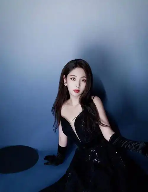 甜剧女主邢菲这次美得太惊艳一袭黑裙气质好明艳路转粉了