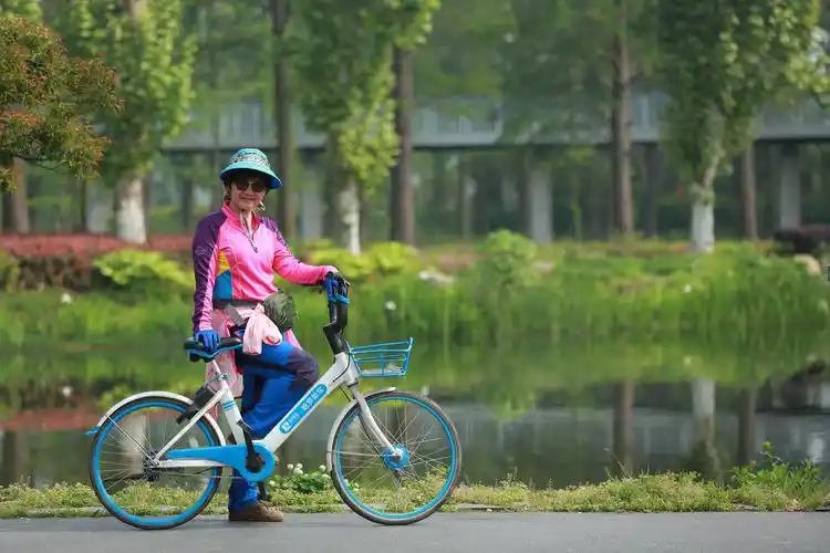 在鲜花烂漫的绿道中骑行