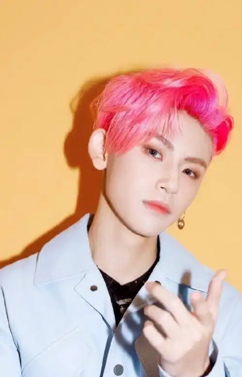 爱豆的神仙发色#王琳凯发色合集,各种发色都完美驾驭,洋溢着满满的