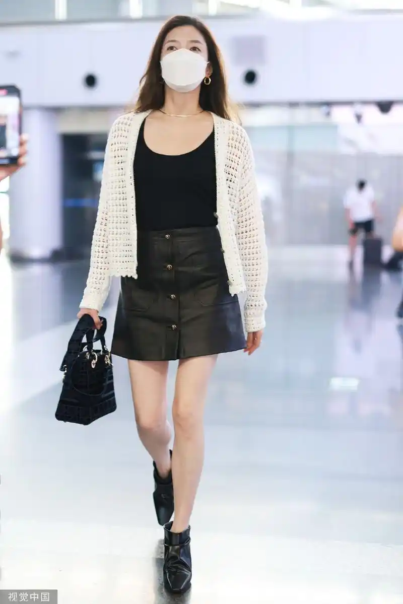 组图:江疏影开衫搭皮裙机场出行 大方优雅又飒又美