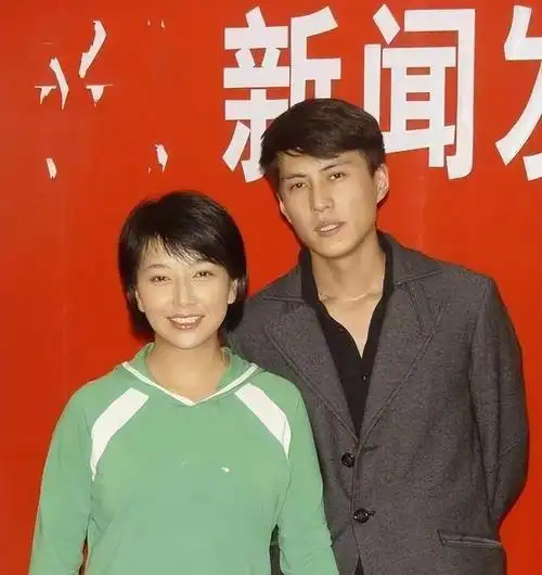 演员田小洁从工人到演员娶女神江珊为妻事业爱情双赢