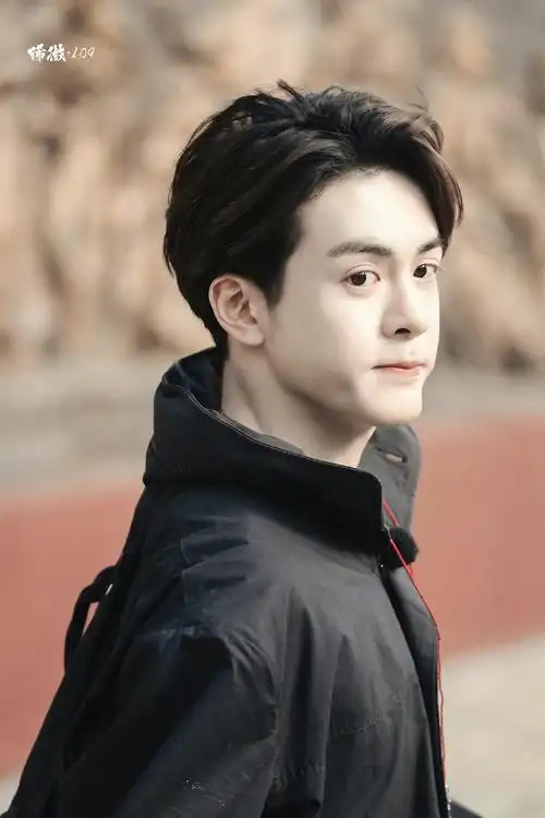 追星星的曾舜晞黑冲锋衣超帅!新更!